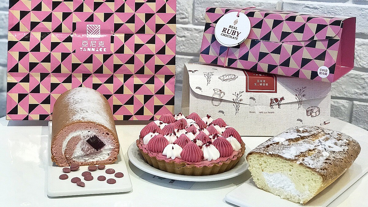 甜點控們要筆記！亞尼克「紅寶石巧克力」生乳捲粉嫩登場，生。磅蛋糕2.0強勢回歸