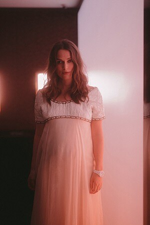 Keira Knightley 佩戴全新白色款J12出席巴黎發表活動。