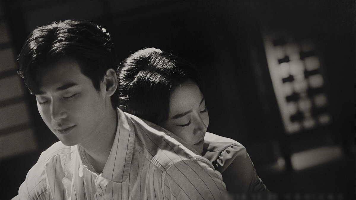 【鍾文音專欄】愛情最好還是一座海，如果是一杯水，很苦。