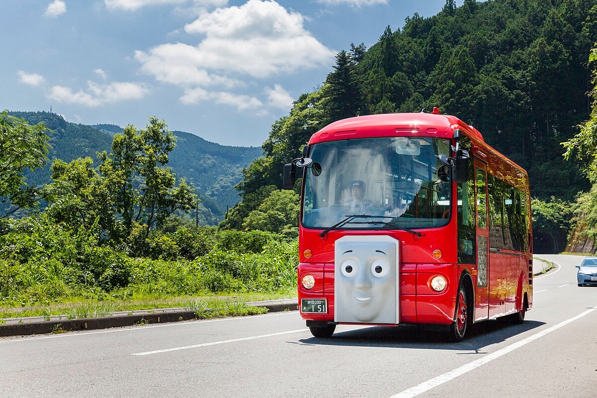 公車「巴弟」會來車站迎接你～