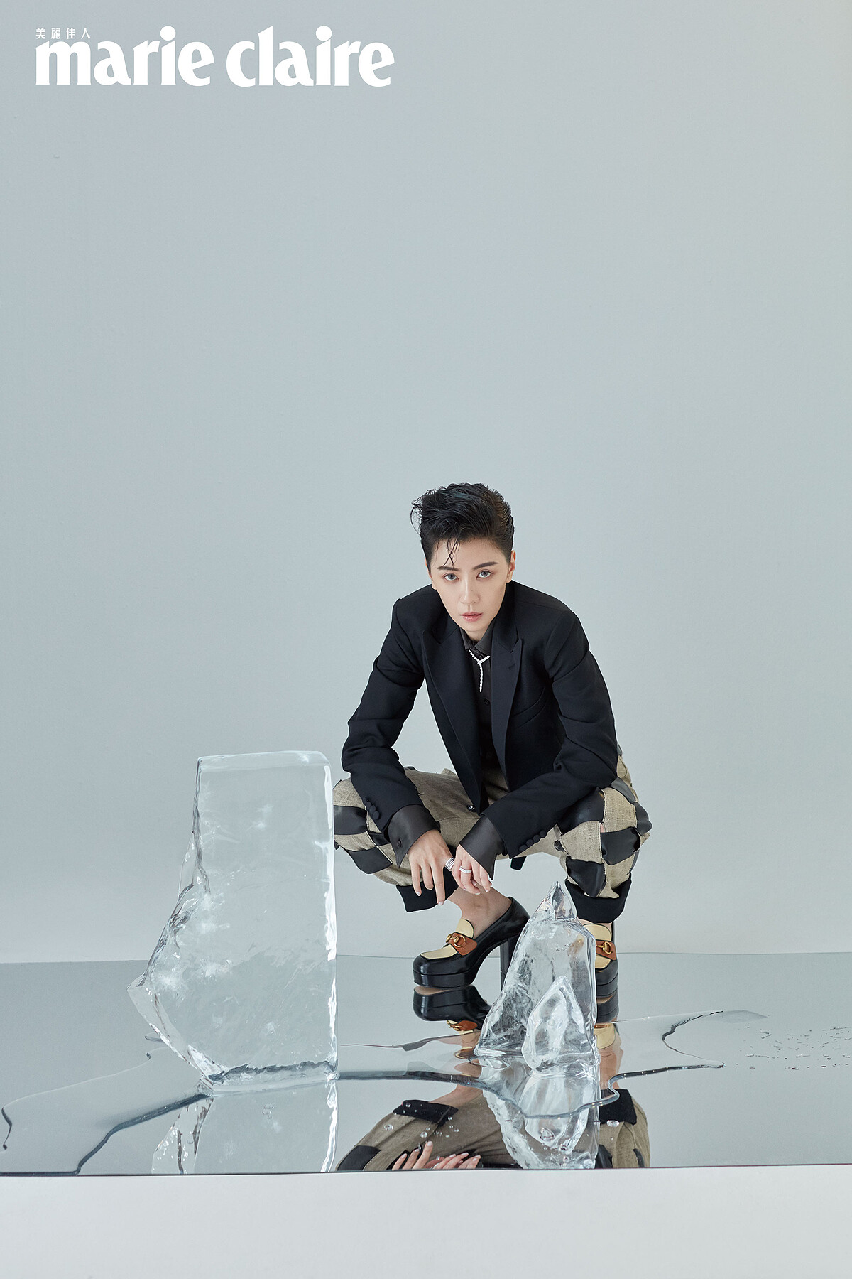 短版西裝外套，Polo Ralph Lauren；緞面襯衫、皮革拼接格紋長褲，both by Bottega Veneta；粗跟厚底樂福鞋，Gucci；18K白金鑲鑽 B.zero 1戒指、18K白金鑲鑽 Serpenti戒指、18K白金鑲鑽 Serpenti珠寶項鍊，all by Bulgari。