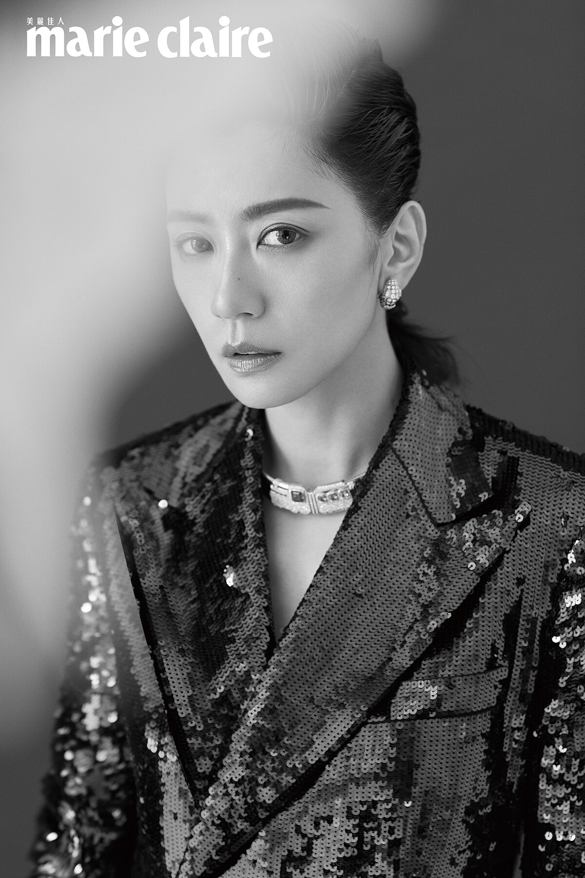 亮片軍裝外套，Polo Ralph Lauren；頂級彩色珠寶項鍊、18K玫瑰金鑲鑽 Serpenti耳環，both by Bulgari。