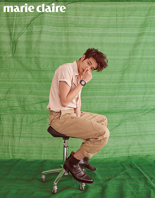 黑色鏤空 Octo 系列腕錶、18K玫瑰金與白色陶瓷 B.zero1 戒指，both by Bulgari；粉色襯衫、卡其色休閒長褲、黑色皮靴，all by Givenchy。