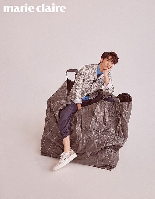 雙色拼接休閒衫、深藍色休閒褲，both by Stella McCartney；圖騰拼接外套、印花休閒鞋，both by Dior Men。