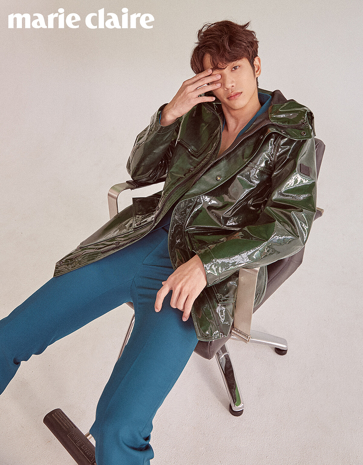 藍綠色西裝外套、西裝褲，both by Givenchy；綠色防水連帽外套，BOSS。