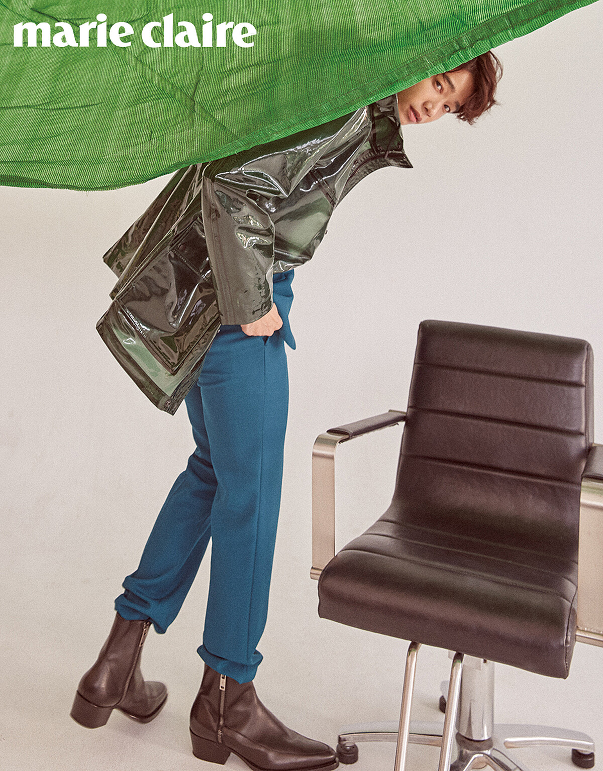 藍綠色西裝外套、西裝褲、黑色皮靴，all by Givenchy；綠色防水連帽外套，BOSS。