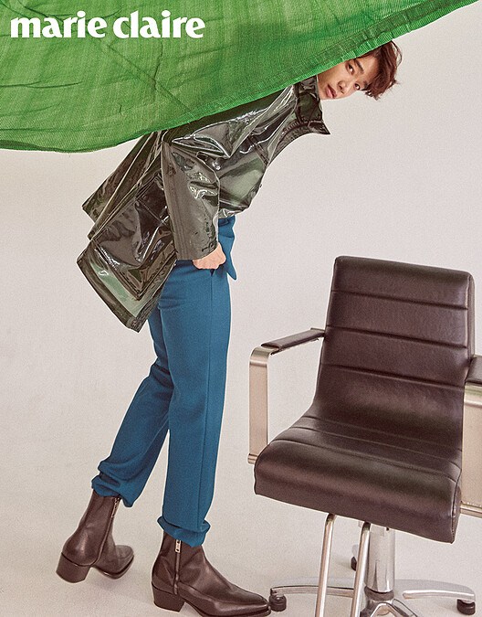 藍綠色西裝外套、西裝褲、黑色皮靴，all by Givenchy；綠色防水連帽外套，BOSS。