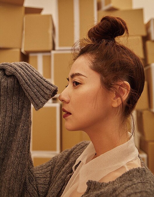 透膚襯衫、灰色針織外套，both by Miu Miu。