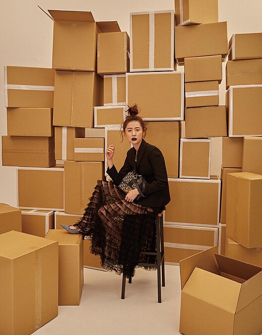 經典 Bar Jacket、標語T-Shirt、針織內襯短褲、黑色紗裙、尖頭低跟鞋、Oblique 翻蓋包，all by Dior。