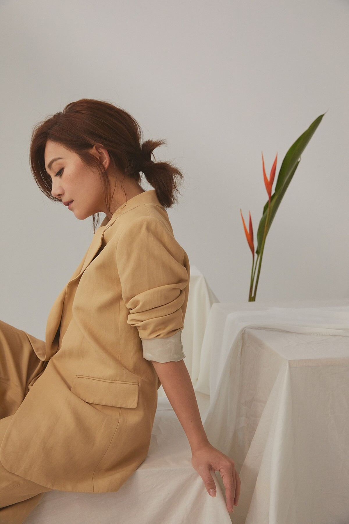 駝色混紡西裝外套、混紡長褲，both by Sandro