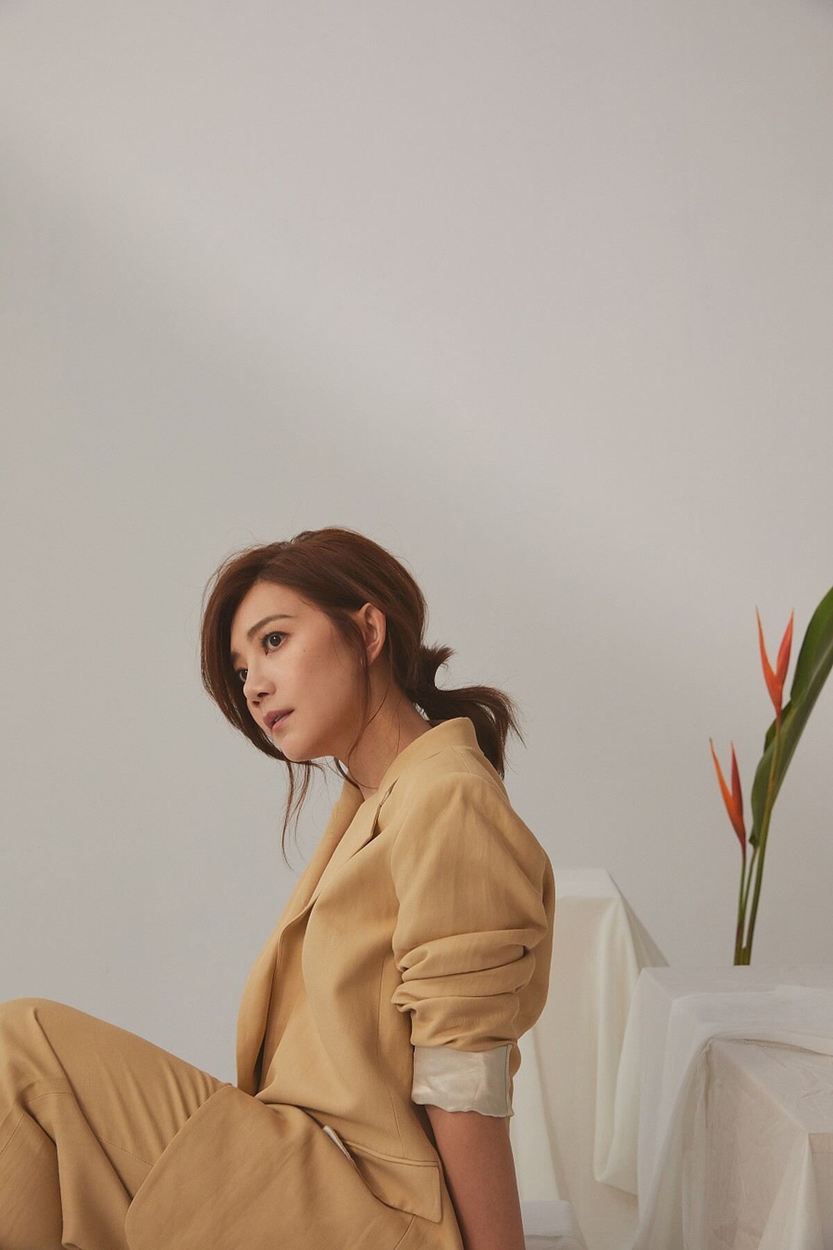 駝色混紡西裝外套、混紡長褲，both by Sandro