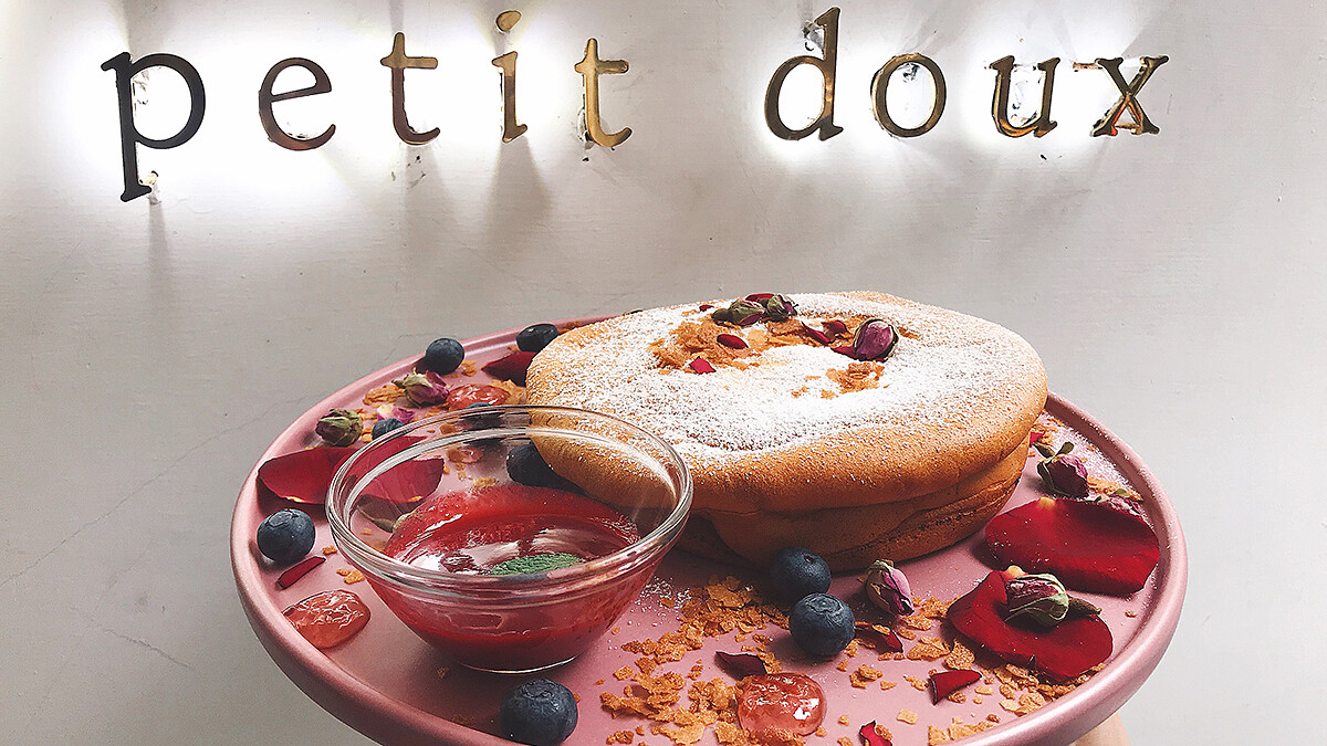 夏日限定療癒系甜點！petit doux微兜攜手浪花打造「玫瑰瓦帕鬆餅」，夢幻造型準備洗版IG啦