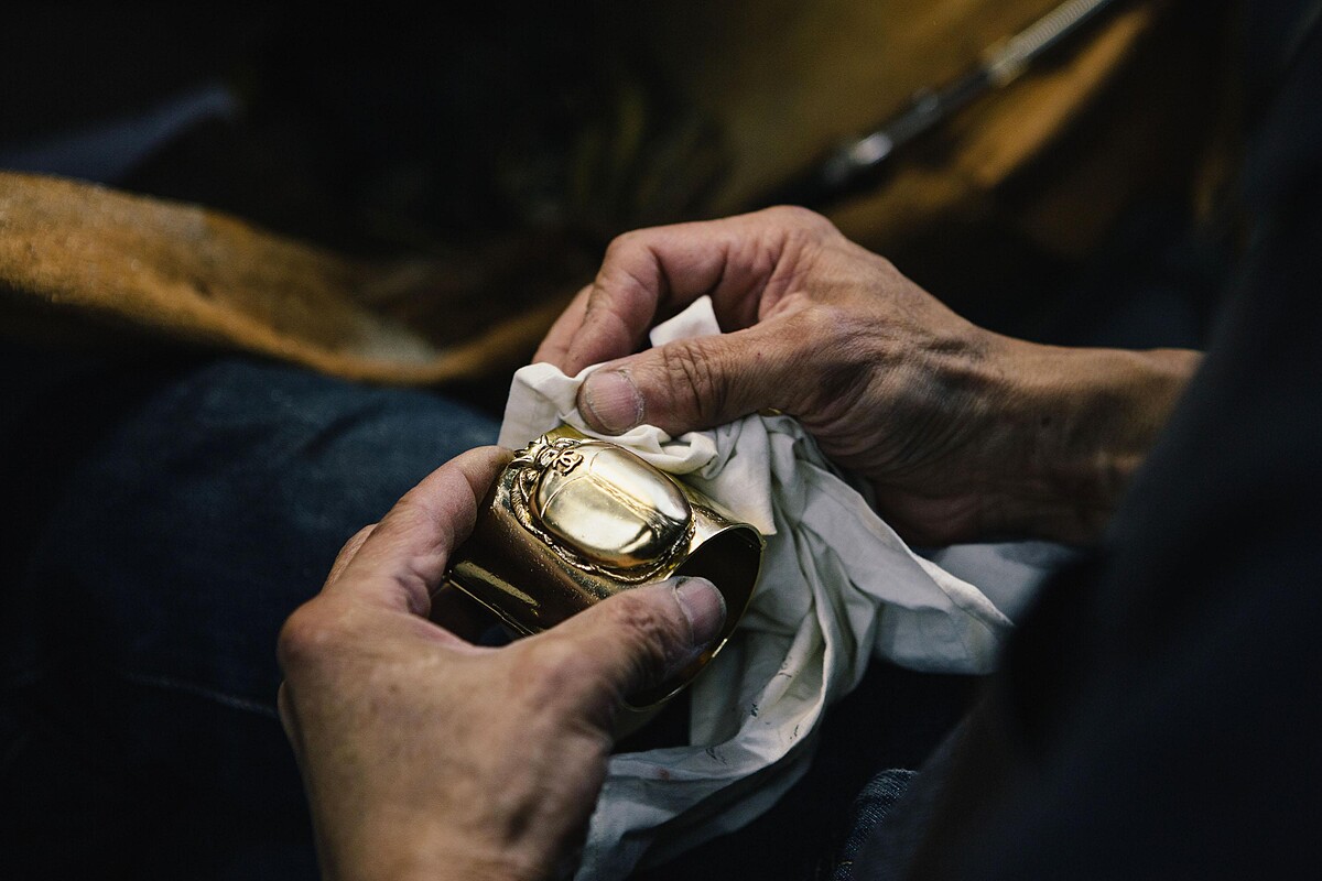 Goosens 工坊的工匠正在製作聖甲蟲手鐲。