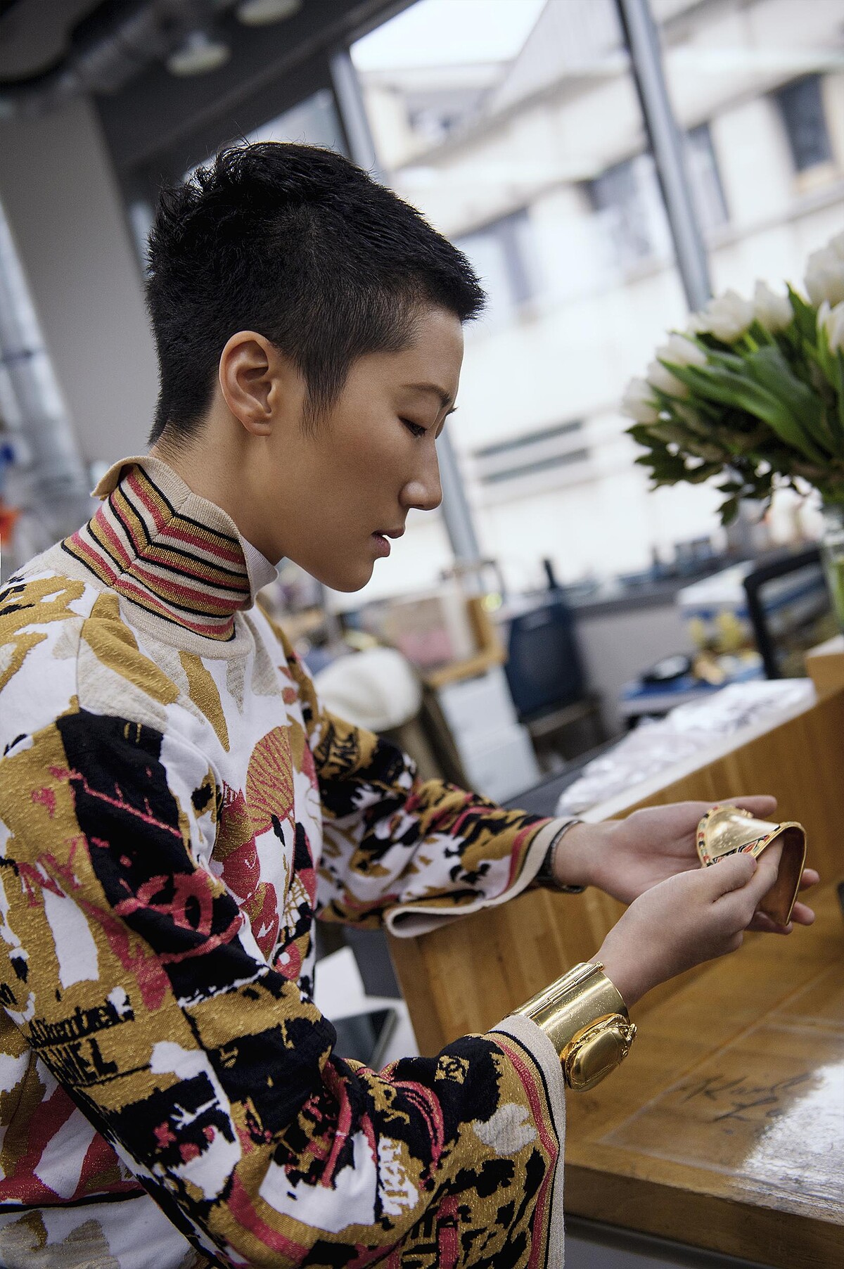 孫怡手上的聖甲蟲手鐲(半成品)與工坊系列的鞋跟裝飾，都來自 Goossens 工坊。