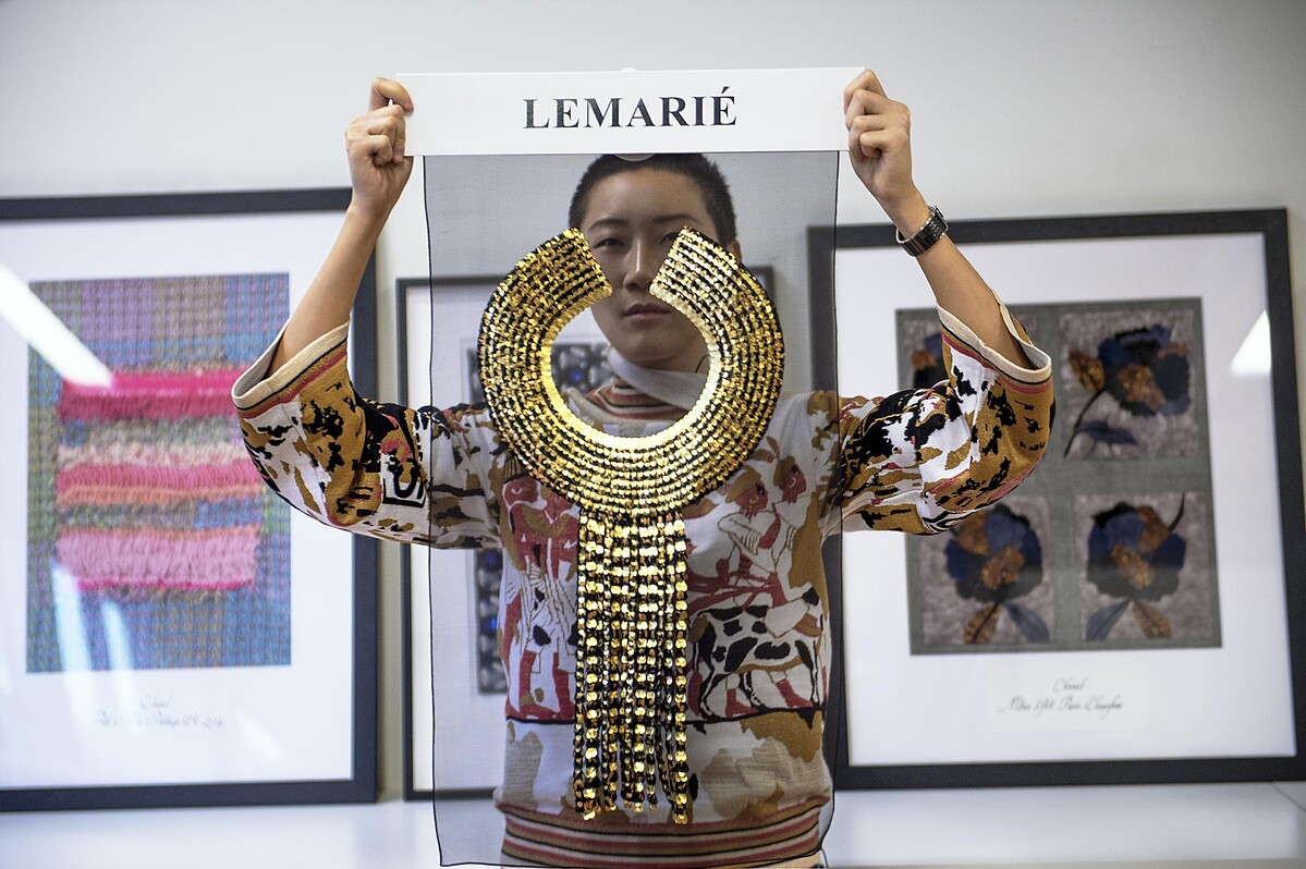 羽毛刺繡和手工山茶花是Lemari&eacute; 工坊的拿手絕活。