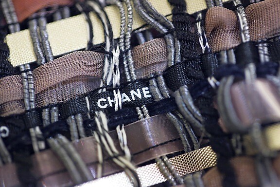 許多特殊異材質製成的手工斜紋軟呢，都是來自Lesage刺繡工坊。