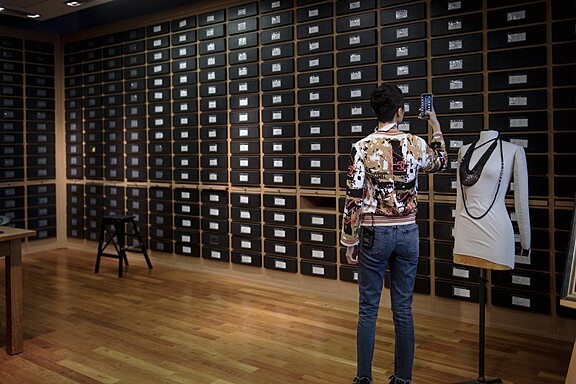 從前身Michonet刺繡工坊到後來的Lesage工坊，創立至今已累積超過七萬五千件樣品。