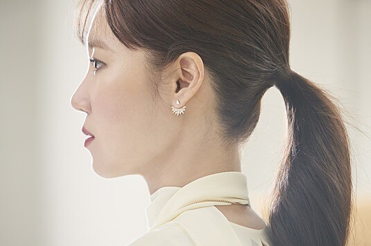 伯爵亞太區品牌大使孔曉振於最新形象影片中配戴Sunlight系列18K玫瑰金鑲鑽耳環