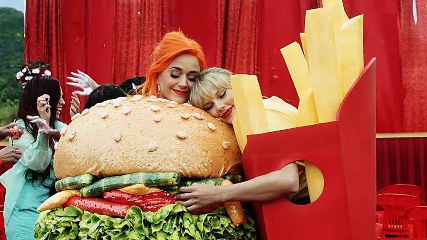 泰勒絲、凱蒂佩芮世紀大和解！新歌〈You Need to Calm Down 〉化身漢堡與薯條姐妹花，連「死侍」都軋一角