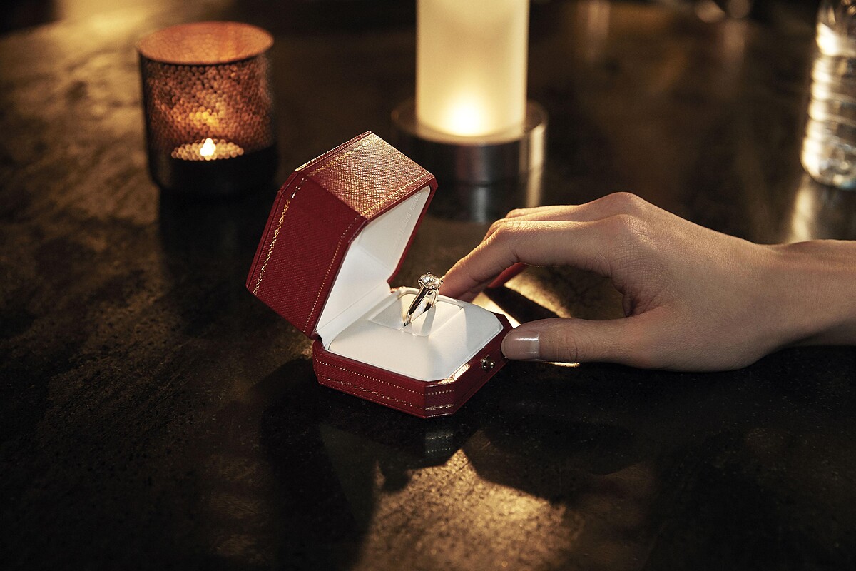 承載傳奇經典與幸福的卡地亞小紅盒。