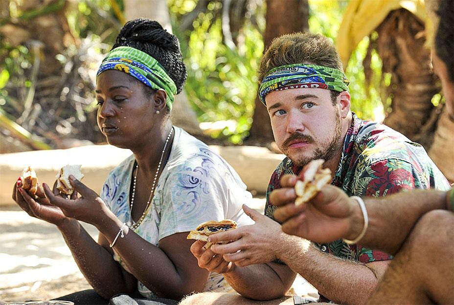 Zeke Smith (右)曾在電視節目中,被當眾揭露過往