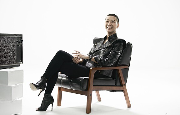 黑色款J12腕錶、Coco Crush系列戒指、耳環、黑色鱷魚皮壓紋夾克、黑色連身衣、露趾高跟鞋，all by Chanel。