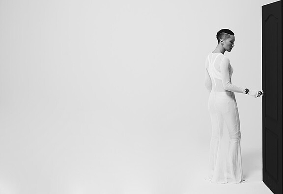 黑色J12腕錶、Coco Crush系列戒指、耳環、白色透視洋裝、白色粗跟鞋，all by Chanel。