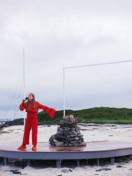 歌手Sigrun現場表演,搭配出自策展人Ania Martchenko的佈景,空靈絕美。