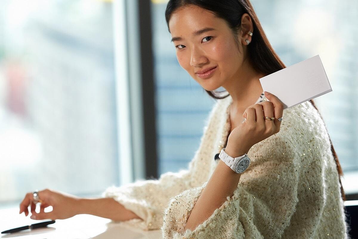 白色款J12腕錶、Coco Crush系列戒指、耳環、白色毛呢外套，all by Chanel。