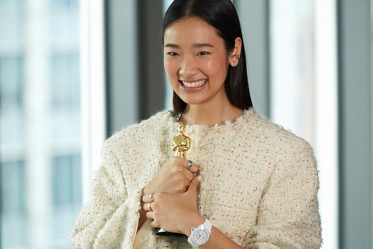 白色款J12腕錶、Coco Crush系列戒指、耳環、白色毛呢外套、靴子，all by Chanel。