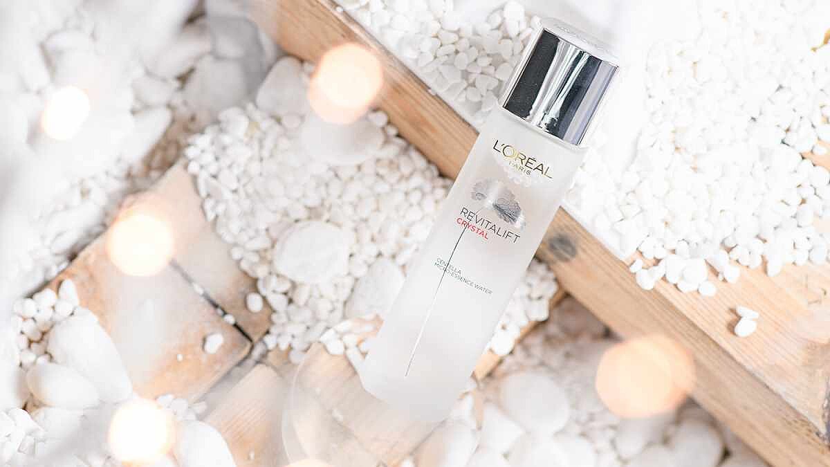 巴黎萊雅重磅推出 全新積雪草晶透青春露 獨家專利親膚配方 無油清爽質地完美滲透 「開架青春露」4周實測有感 不只修護更晶瑩透亮