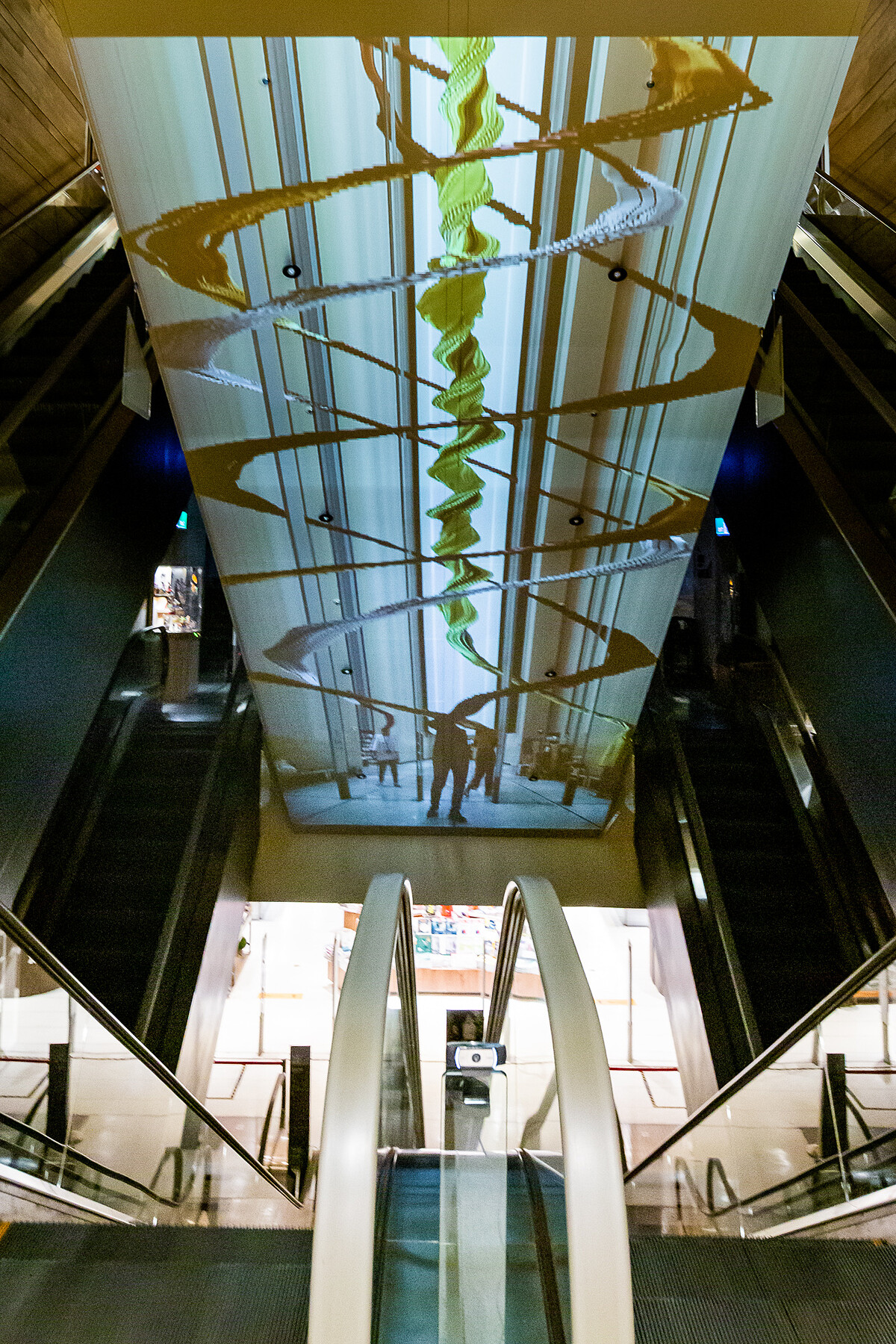 王宗欣作品《狹縫中的連續微觀》