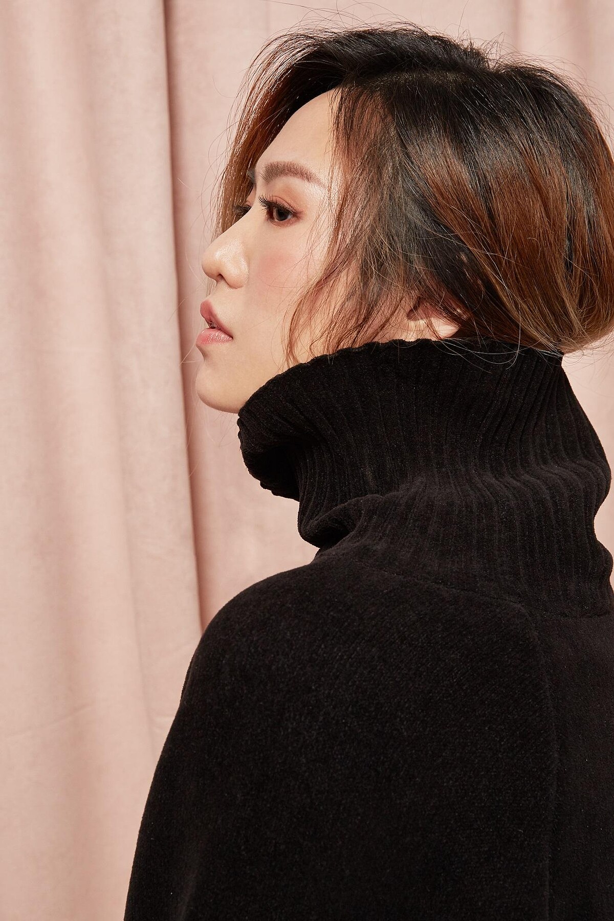 刺繡毛衣、洋裝、黑色長褲，皮革綁帶鞋，all by 3.1 Phillip Lim。