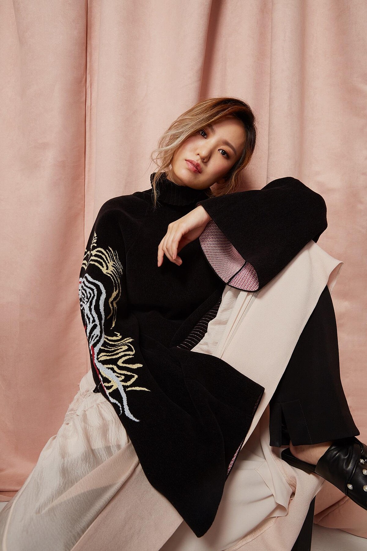 刺繡毛衣、洋裝、黑色長褲，皮革綁帶鞋，all by 3.1 Phillip Lim。