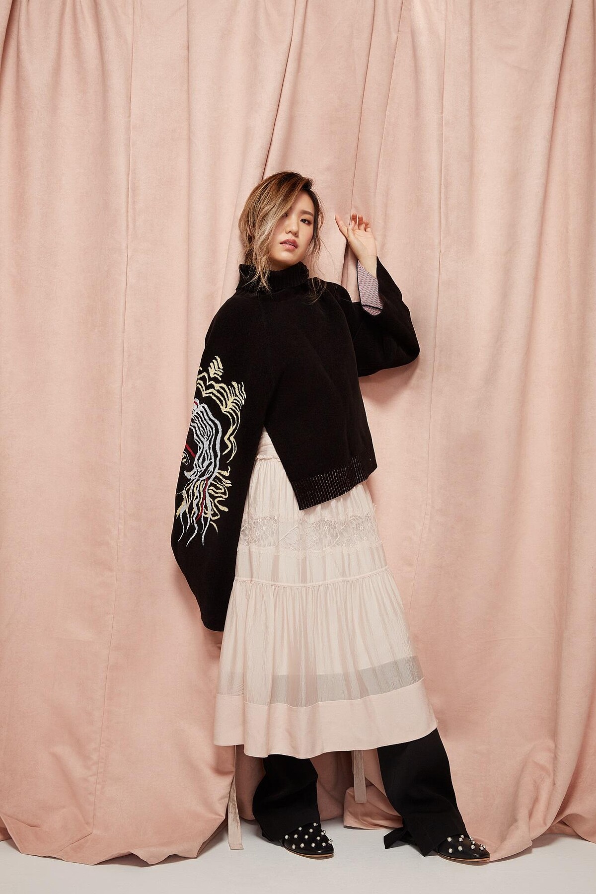 刺繡毛衣、洋裝、黑色長褲，皮革綁帶鞋，all by 3.1 Phillip Lim。