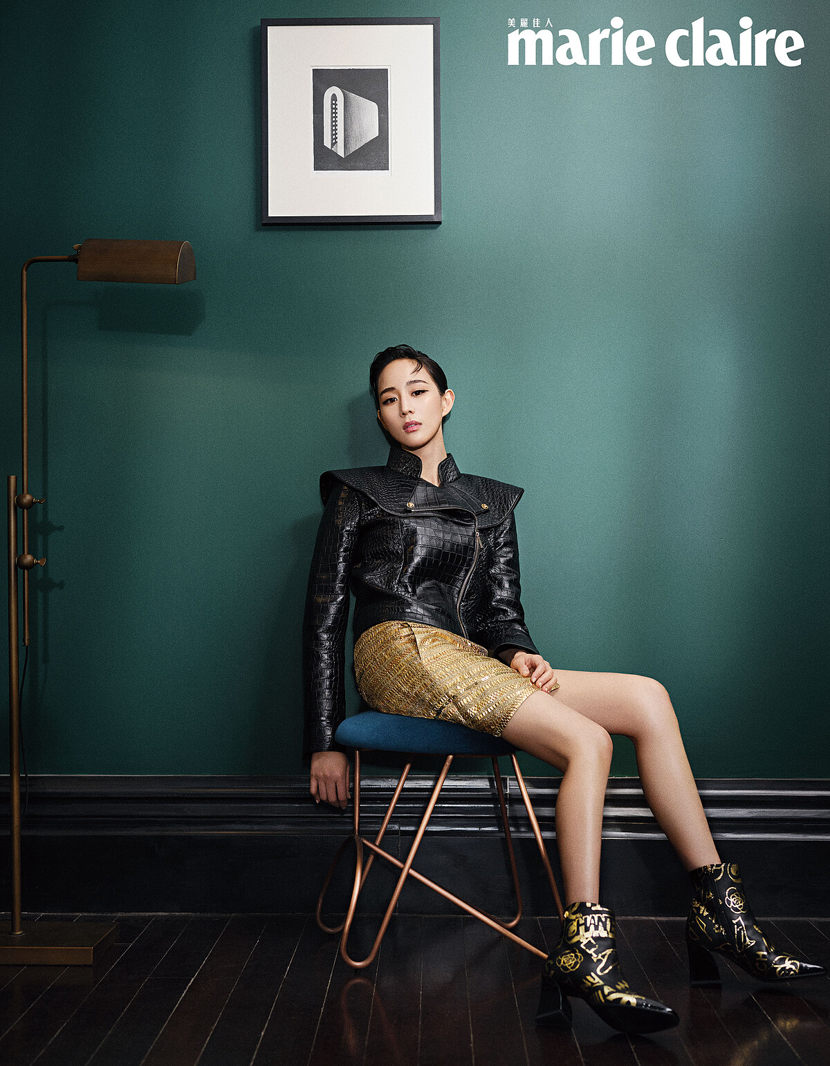 皮革壓紋外套、金色短裙、皮革短靴，all by Chanel。