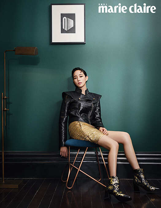 皮革壓紋外套、金色短裙、皮革短靴,all by Chanel。