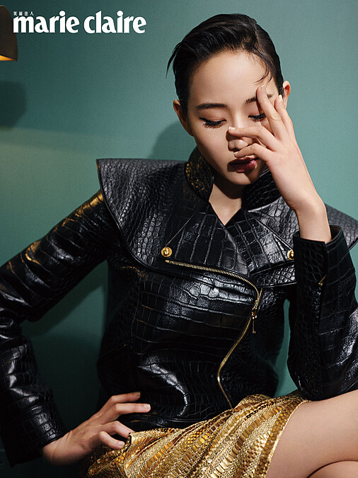 皮革壓紋外套、金色短裙,both by Chanel。