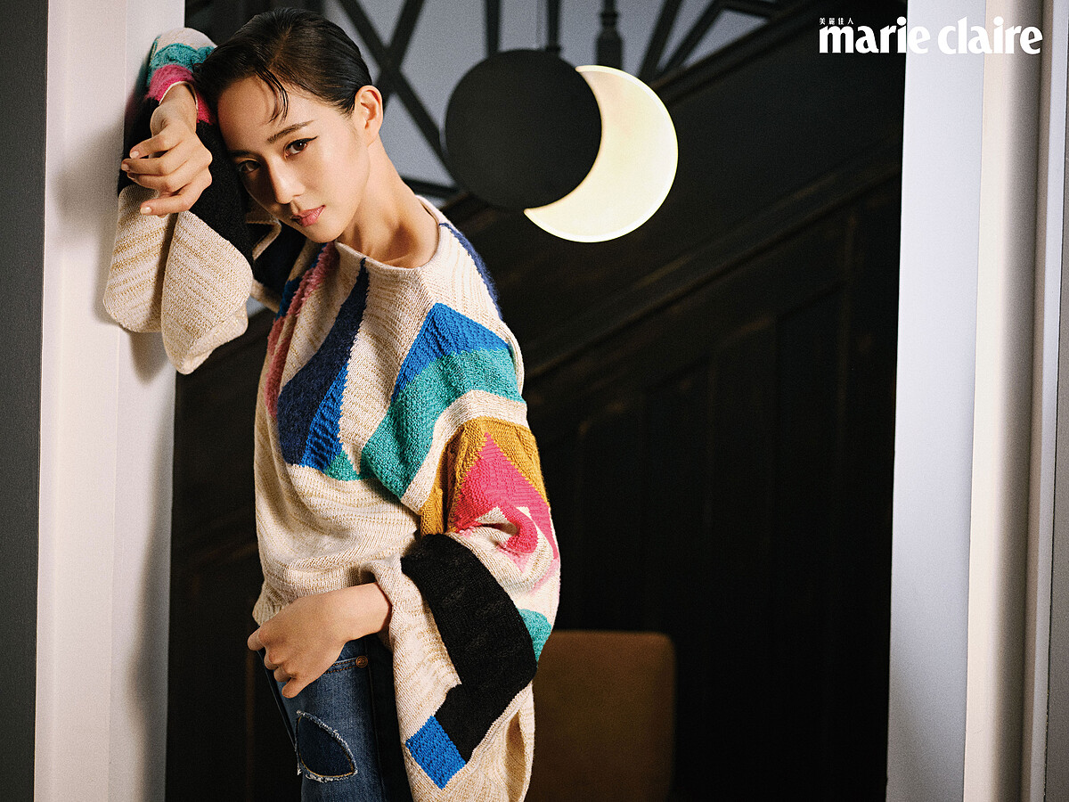 針織色塊上衣、洗舊裝飾丹寧褲,both by Chanel。