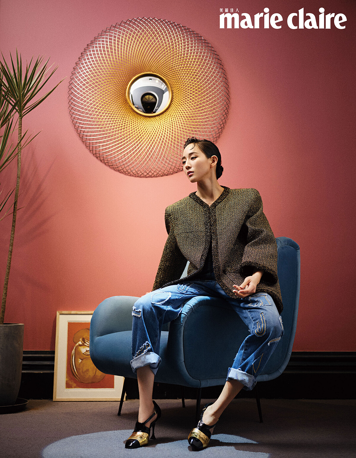 混色闊肩外套、洗舊裝飾丹寧褲、雙色皮革跟鞋，all by Chanel。