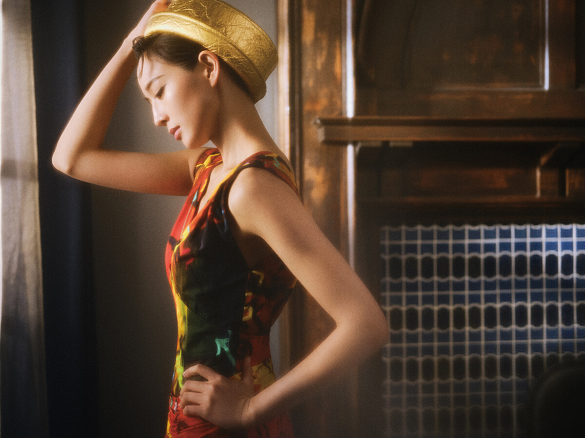 塗鴉印花洋裝、金色皮革壓紋圓頂帽，both by Chanel。