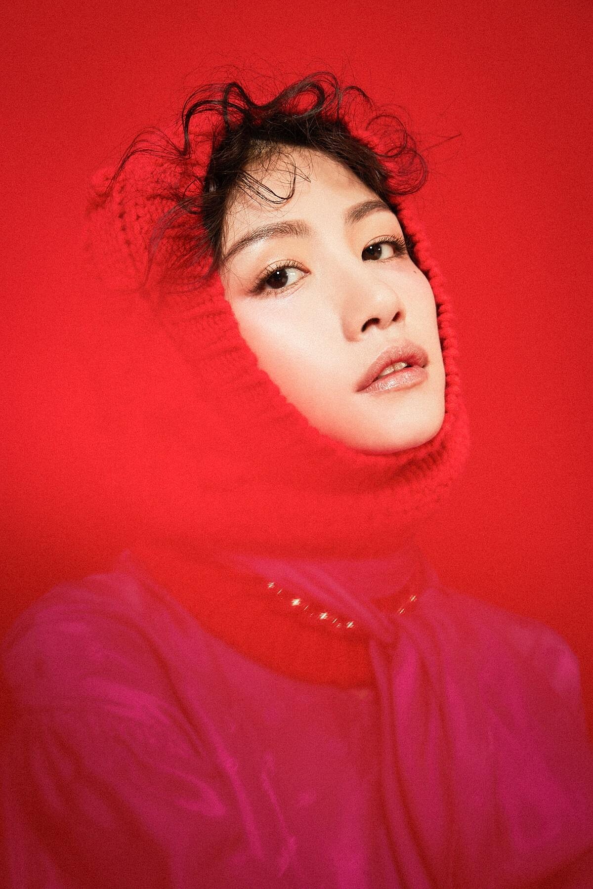 桃紅絲上衣，CHLO&Eacute;；金屬項鍊，BALENCIAGA；紅針織頭套，MONCLER 4 SIMONE ROCHA。