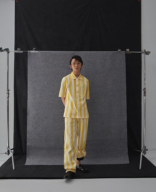 黃色條紋襯衫，條紋長褲，both by Agnes b.；黑色皮鞋，AllSaints。