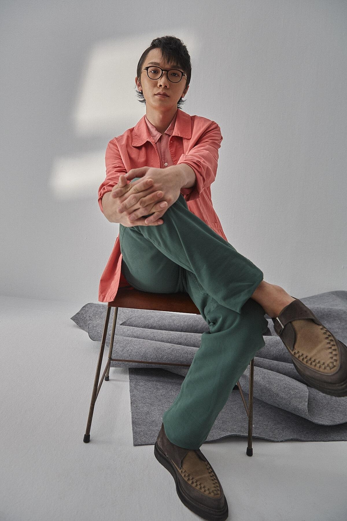 粉色外套、綠色長褲，both by Agnes b.；粉色襯衫、厚底皮鞋，both by AllSaints。