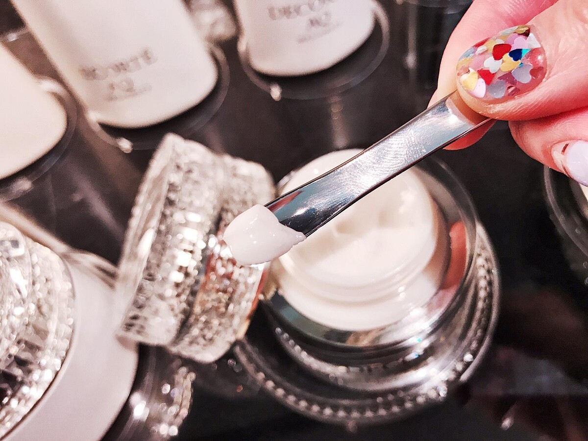 AQ完美精質系列因應各種美容成分特性,搭配不同的傳輸囊體, 讓美容成分完整且確實的送到肌底。