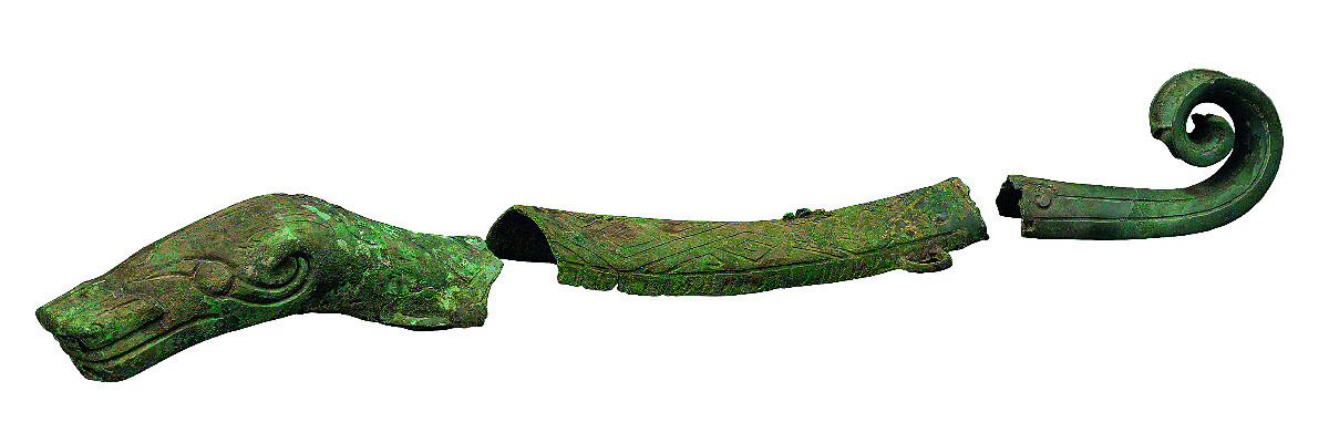 明朝青銅器物,西元1368-1644 年間的出土文物,當時人們說的靈獸玄武正是一條蛇纏繞著一隻龜,由於形象有長壽、永生的概念,因此在古代受到崇拜,這件展品便是刻有玄武的青銅器物。