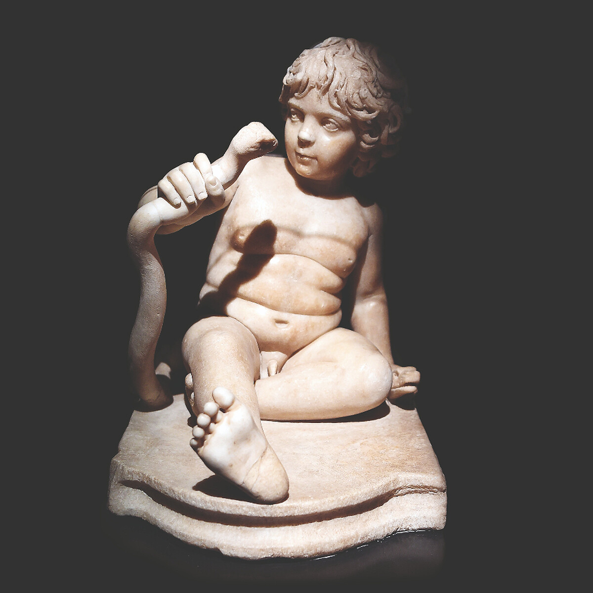 希臘神話中英雄海克力士(Hercules)的雕像,約莫是西元二世紀的文物,海克力士徒手殺蛇的形象代表著勇敢和懼怕的矛盾心情。