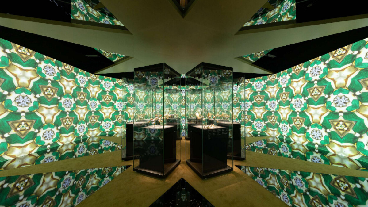 以經典的BVLGARI Serpenti珠寶為視覺概念的實境體驗,讓展區有如大型萬花筒般絢麗繽紛。