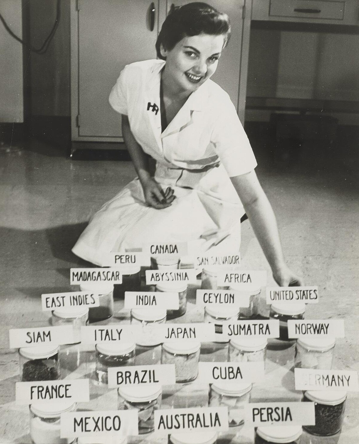 赫蓮娜女士於藥房學習,調配出首款乳霜VALAZE,同時於澳洲墨爾本開設「第一家美容中心」,並拓展至歐洲其他城市