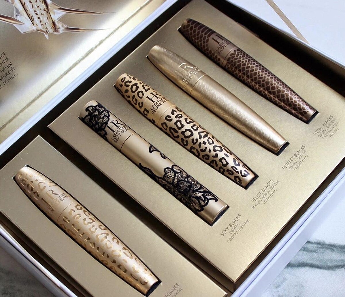 1939年赫蓮娜女士發明了全世界第一款經典防水睫毛膏,1958年再次推出世界首款自動睫毛膏,自此赫蓮娜女士便被譽為「睫毛膏女王」。